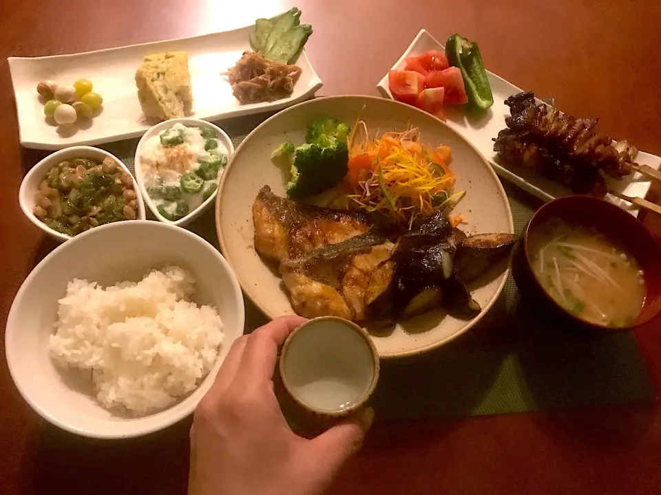 Snapdishの料理写真:Today's dinner🍴前菜･美味しい焼き鳥屋さんの焼き鳥(皮&鴨)･鰤と茄子の唐揚げ･大和芋&ｵｸﾗ･めかぶ&納豆･白飯･えのきとしめじのお味噌汁|🌈Ami🍻さん