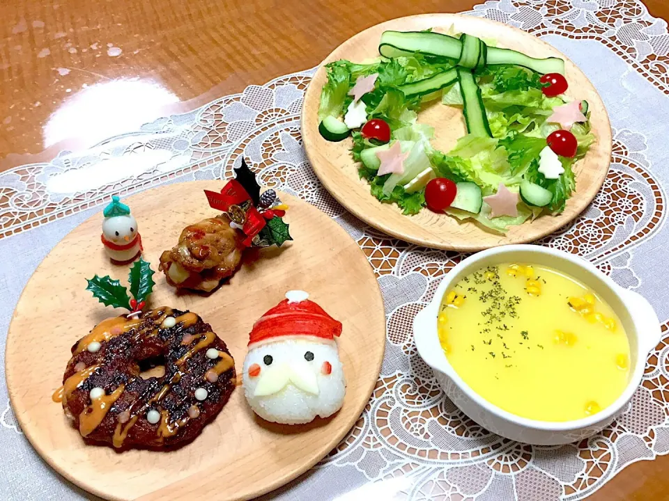 Snapdishの料理写真:親子お料理教室🎄 サンタおにぎりプレート😊  #親子お料理教室#いなべ市#サンタおにぎり#リースハンバーグ#うずら卵の雪だるま#リースサラダ|makoさん