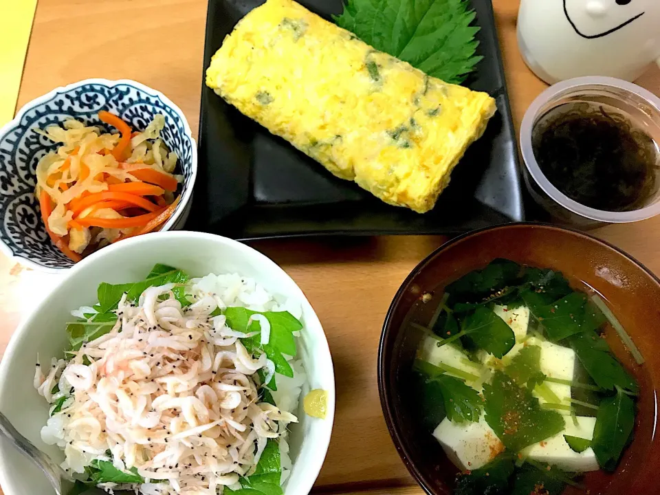 釜揚げあみえび丼
あみえびと大葉のだし巻き卵
切り干し大根の煮物
三つ葉と豆腐のお吸い物
もずく|みなみさん