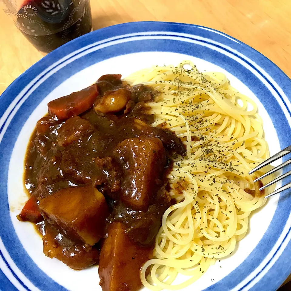 昼の蕎麦に続き、夜はカレースパと赤ワイン🍷
#たくさん作ったカレー  #カレースパゲティ|たまこっこさん