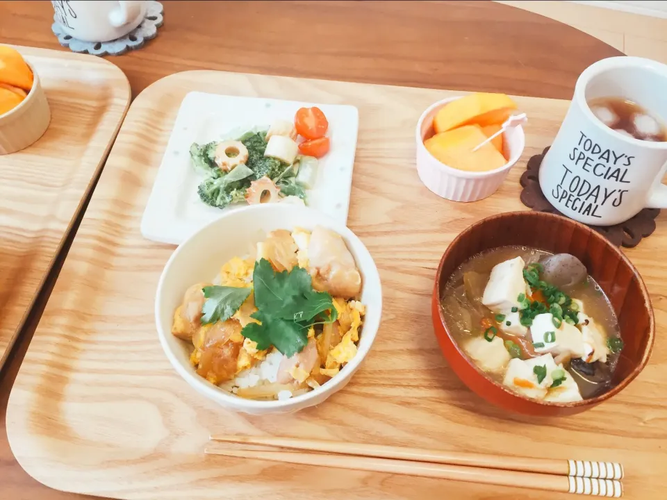 #親子丼
 #けんちん汁 
#ブロッコリーとちくわのサラダ
#柿|miさん