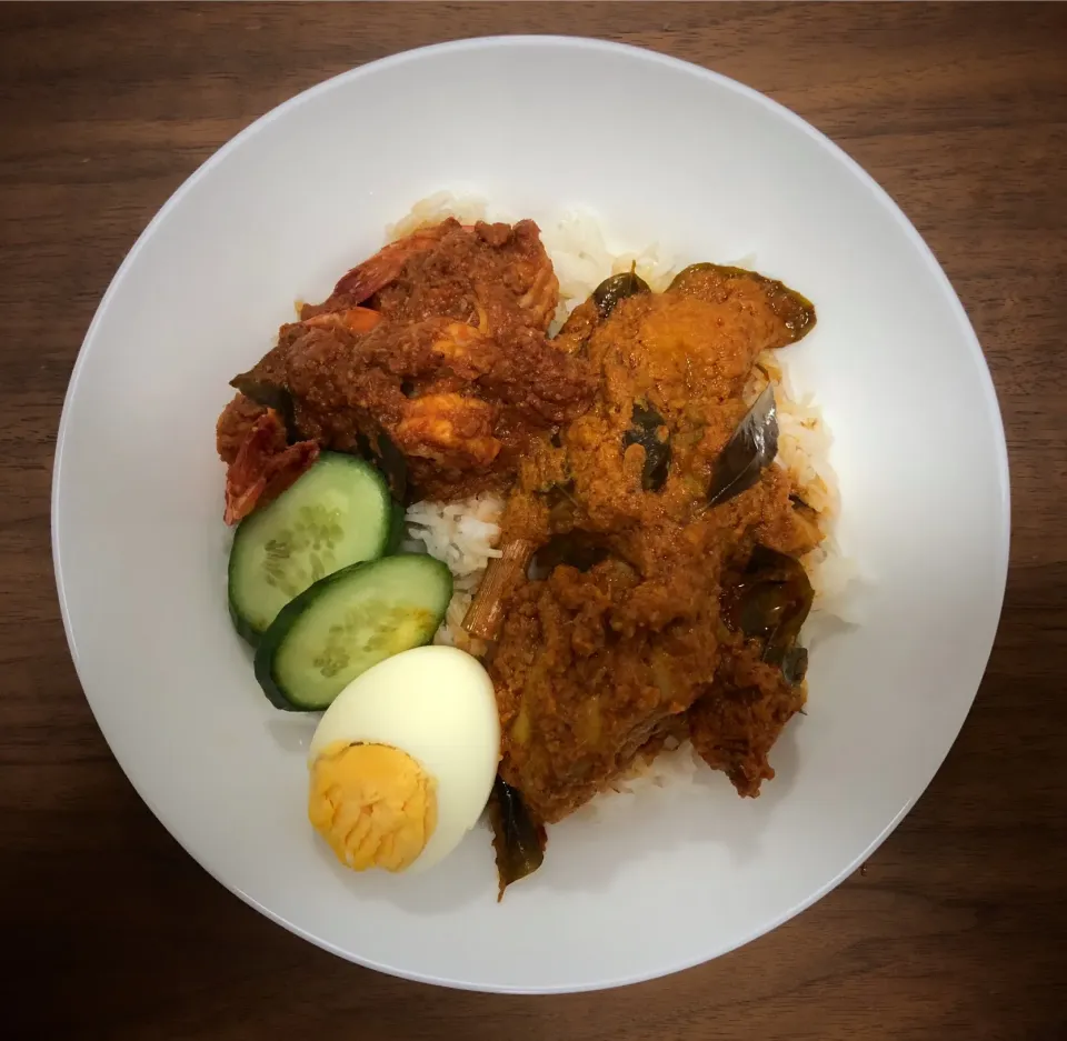 Nasi lemak With chicken curry and prawn sambal|Anita Chiamさん