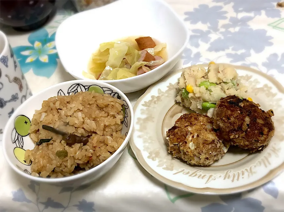 晩ご飯
山菜ごはん、メンチカツ、
ポテトサラダ、
キャベツとウインナーのスープ|シェイラさん