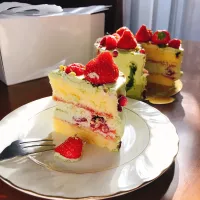 Snapdishの料理写真:ケーキ教室で習ってきた、ピスタチオと国産イチゴの濃厚ショートケーキ🍰|Hiromi  Yamauraさん