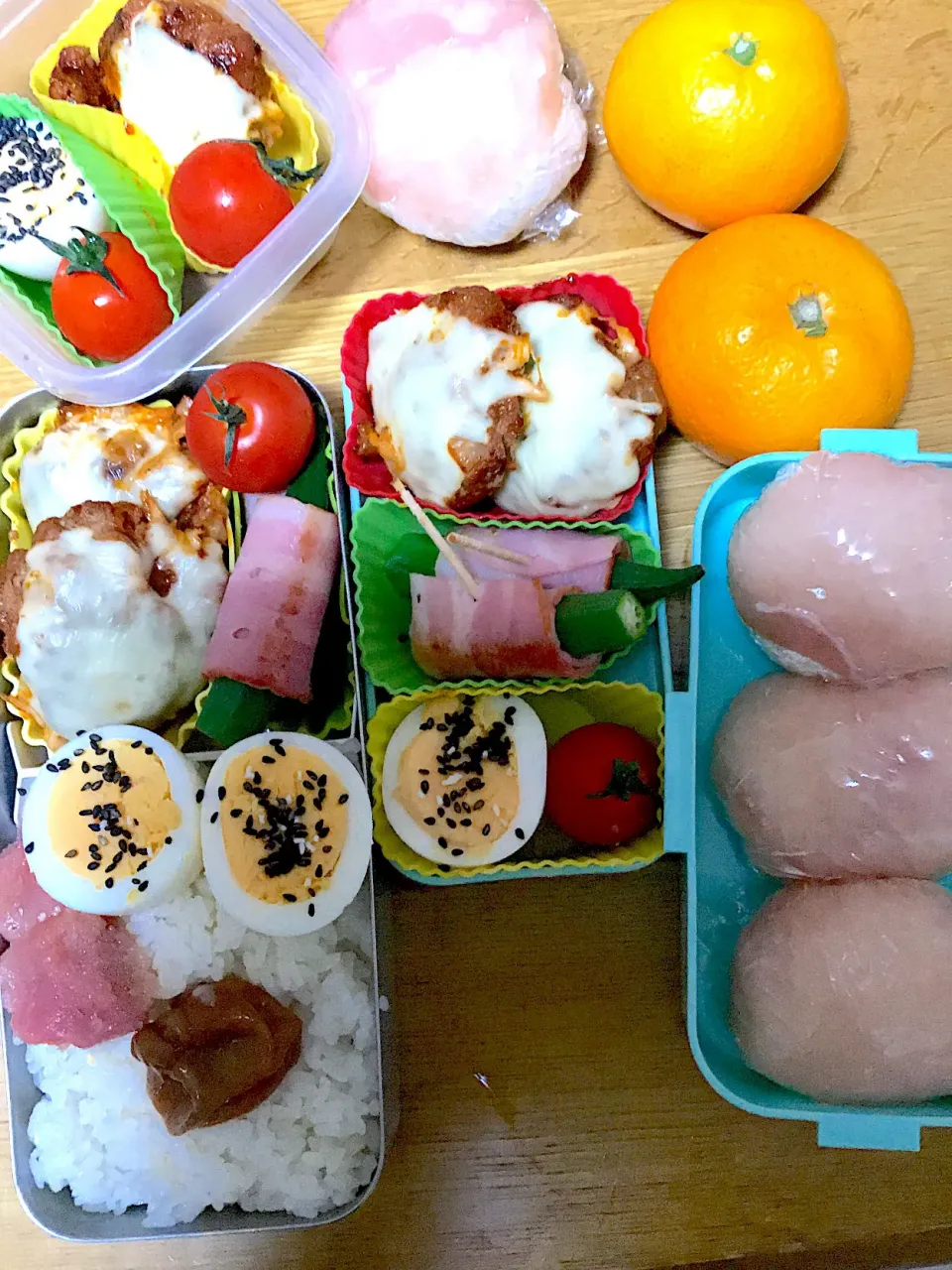 オクラベーコンとチーズハンバーグ、生ハムたらこおにぎり弁当。パパ仕事弁当、娘ミニバスママ応援弁当。|めぐりんさん