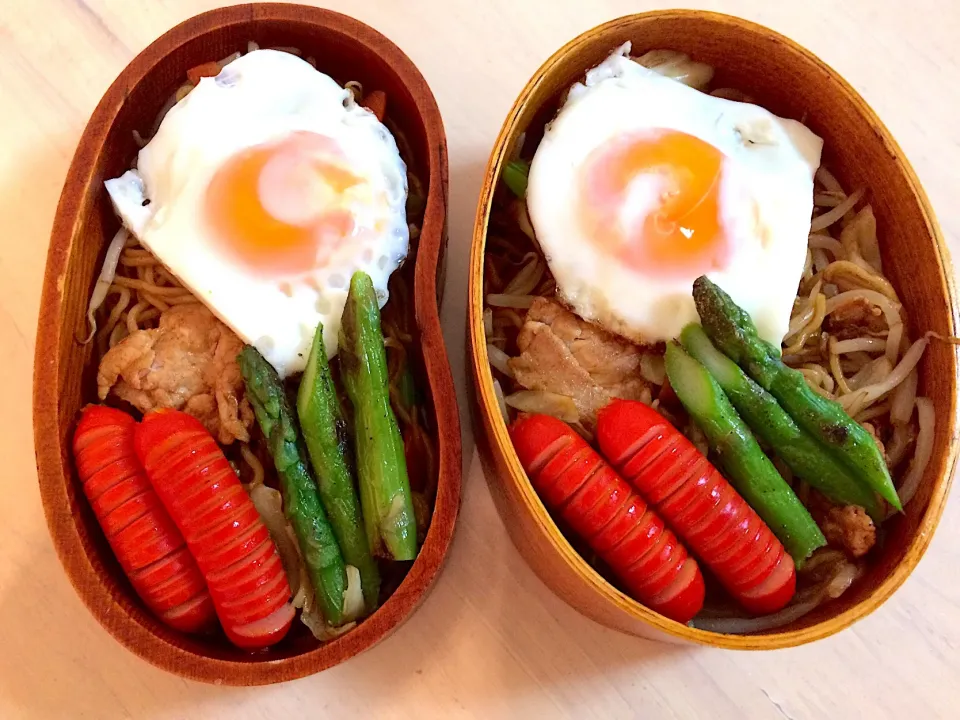 今日の男子弁当 2017/12/03
焼きそば弁当🍱

#焼きそば #目玉焼き  #赤ウィンナー  #アスパラ|Booパパさん