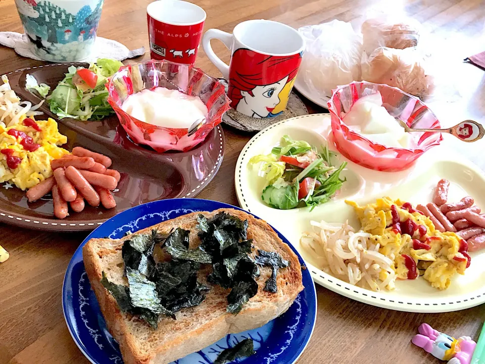 ちょっと遅めの朝ごはん😅
海苔トースト🌸🌸🌸|ゆかさん