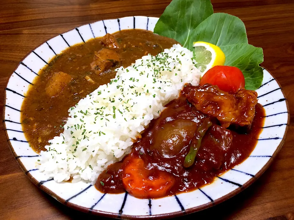 Snapdishの料理写真:12/3 遅ランチ🌹  かぴかぴさんの２色盛り💕   スパイシー鶏ごぼうカレー＆豚とまとハヤシ⚡️🍅🍛  #ぱぴこ家カレー    #ぱぴこ家お気に入り|ぱぴこ家さん