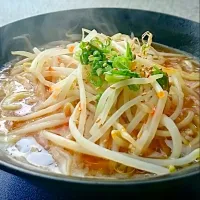 Snapdishの料理写真:もやしラ王！ #ラ王 #もやしラーメン #もやし #インスタント #ラーメン #らあめん #中華そば #醤油味 #男飯 #男メシ #手抜き|@natural photo TTさん