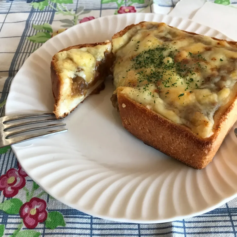 昨夜のキーマカレーの残りで🍛
チーズカレートーストを作りました😋|Ｌilicaさん