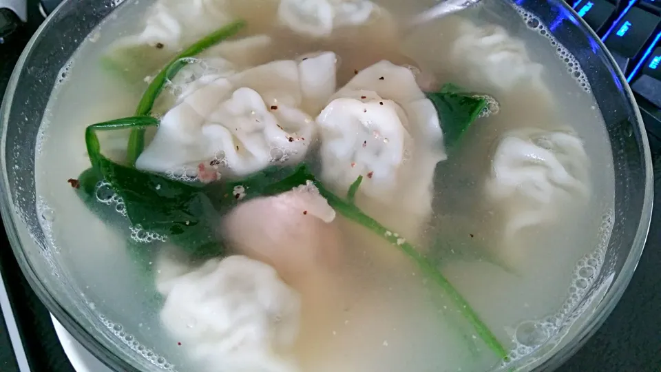 Korean pork + cucumber dumplings with pork ribs soup + spinach 😥😍 for sore throat day|🌷lynnlicious🌷さん