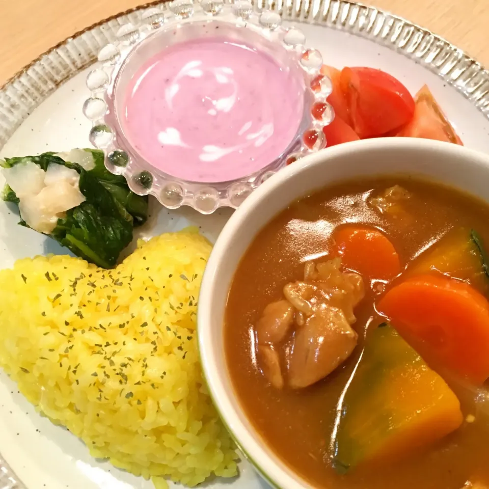 ＊カラフル野菜のチキンカレー
＊おばあちゃんの葉くるみ
＊トマトサラダ
＊ターメリックライス
＊青森県産カシスヨーグルト

#古川家ごはん #古川家 #料理研究一家 #手作り #青森県産  #カレー|料理研究一家「古川家」さん