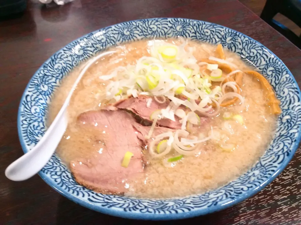 お約束⛳️ゴルフ後のラーメン大会🍜😂
１軒目は、背脂チャッチャッ系😻|アライさんさん