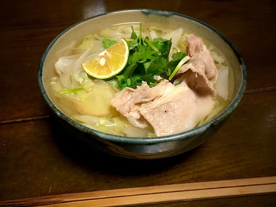 豚しゃぶした残りの汁を使って、〆の麺を作った。
うどん茹でるの面倒で素麺。でもやっぱ素麺臭い。|Namiko Kanoyaさん