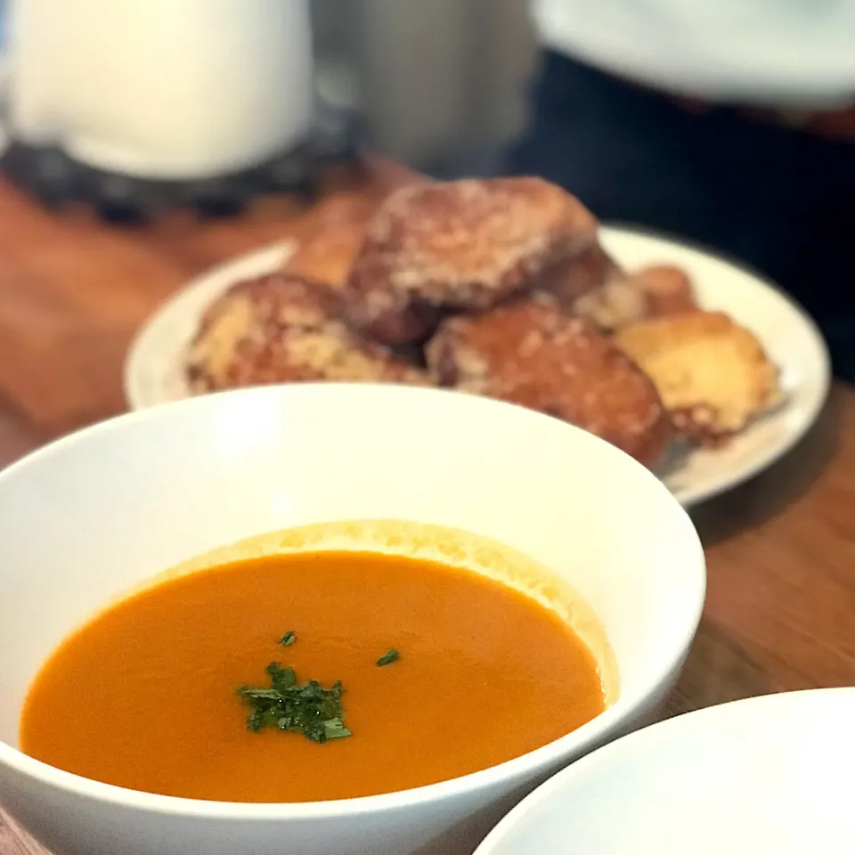 First Dish Freshly Made Celery And Tomato Soup with Parmesan Croutons|Emanuel Hayashiさん