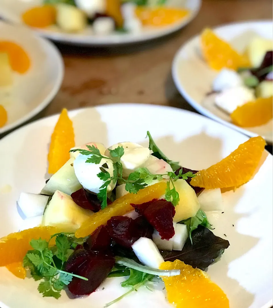 Crispy Honey Apple Salad with Beetroot,Turnip,mozzarella, lettuce, Orange Basil olive oil|Emanuel Hayashiさん