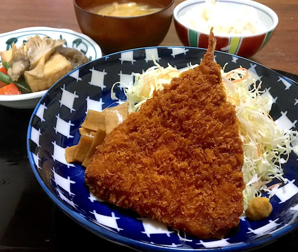 単身赴任の晩ごはん🌙💫
アジフライ
キャベツ
厚揚げと舞茸の煮物
キャベツと揚げの味噌汁
麦飯
 #単身赴任飯 #アジフライ#キャベツの味噌汁|ぽんたさん