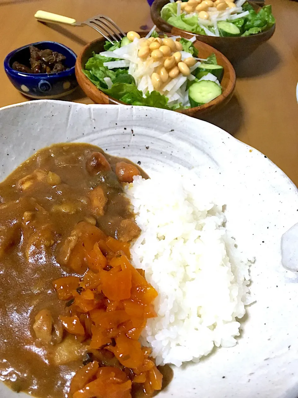 晩ごはんカレー🍛こんばんはღღ.:*･ﾟ
自家製の福神漬け
鶏レバーの赤ワイン煮
茹で大豆のサラダ|さくたえさん