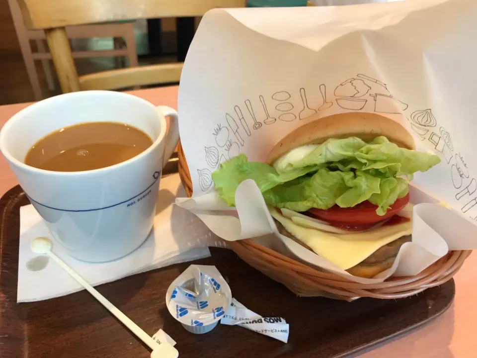 Snapdishの料理写真:ブレンドコーヒーと野菜チーズバーガー|手品先輩さん