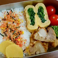 次男お弁当🍱パパ作唐揚げ、ほうれん草入りだし巻き卵、プチトマト|アンジェさん