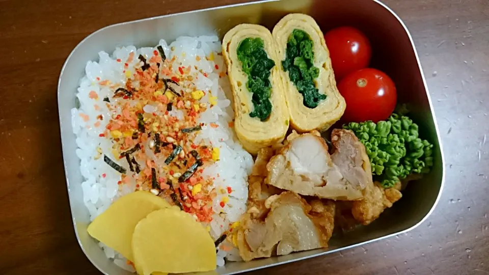 次男お弁当🍱パパ作唐揚げ、ほうれん草入りだし巻き卵、プチトマト|アンジェさん