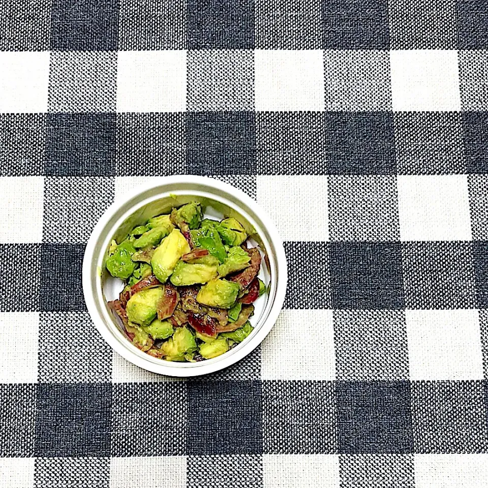 このはさんの料理 紫玉ねぎレモン醤油漬け🍋で
アボカドサラダ🥑|omoさん