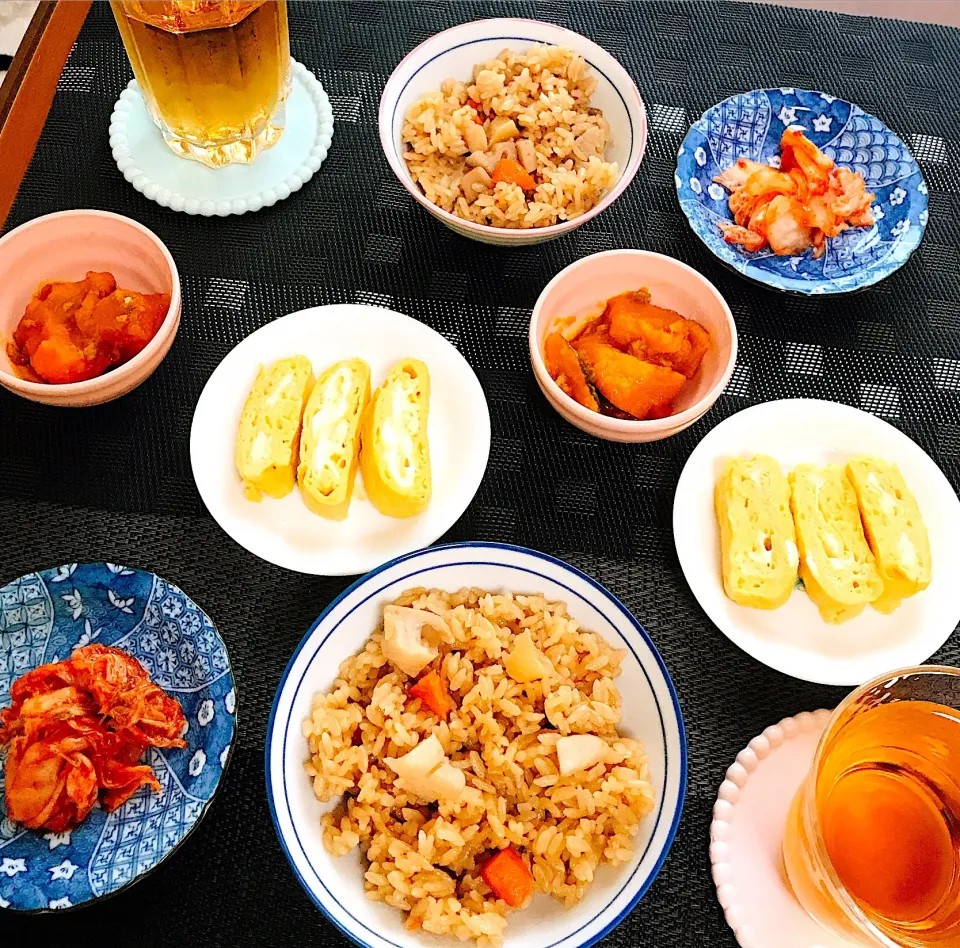 【昼御飯】
炊き込みご飯
かぼちゃのそぼろ煮
卵焼き
キムチ|たろさんさん