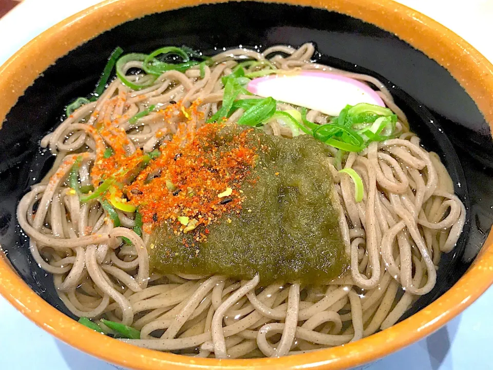 今日は箸で麺が全て持ち上がる某有名企業の社員食堂にて、懲りもせず蕎麦を注文。今日は遅めに行ったので…茹で置きの麺が果てしなくソフトで箸で持ったらブチブチブチ〜と…まるで昨日のラーメンのようでしたわw|にゃあ（芸名）さん