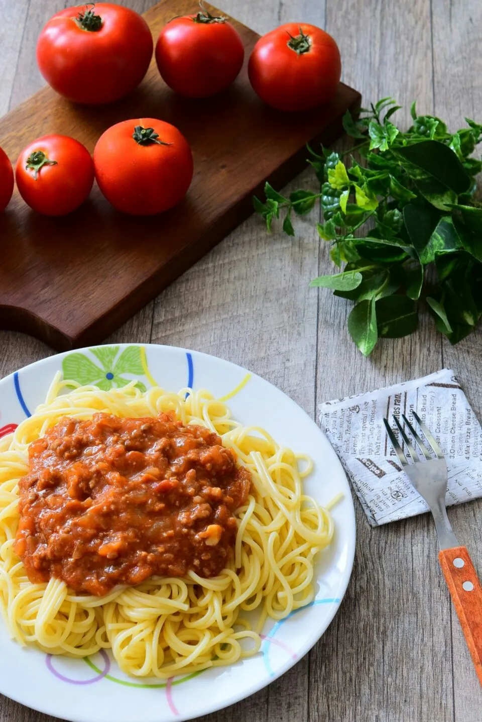 Snapdishの料理写真:生のトマトで作るミートソーススパゲッティのレシピ|アマイモノ・クウ蔵さん