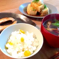 銀杏ごはん&揚げ出し豆腐&焼き鮭&しめじと大根菜のお味噌汁|ひっちゃんさん