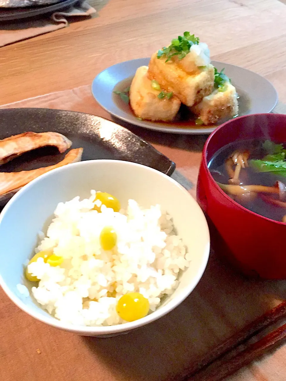 銀杏ごはん&揚げ出し豆腐&焼き鮭&しめじと大根菜のお味噌汁|ひっちゃんさん