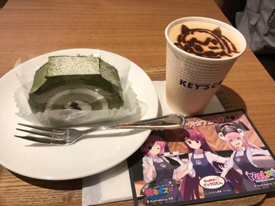 抹茶のロールケーキとカフェラテ|手品先輩さん