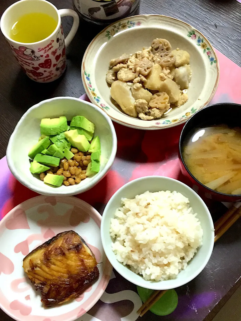 Snapdishの料理写真:塩サバ焼き、アボカド納豆、レンコンと里芋と鶏そぼろの煮物、味噌汁(人参、大根)(*^｡^*)|ライムさん