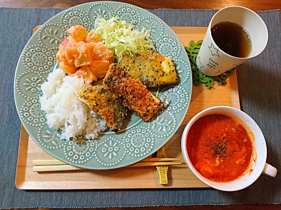 つばすのチーズパン粉焼き、明太ポテサラ、トマトスープ|おむすびさん