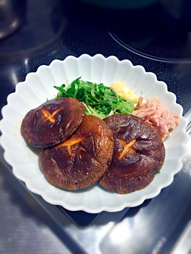 Snapdishの料理写真:焼き椎茸の豆苗添え　(笑)|みるくここあさん