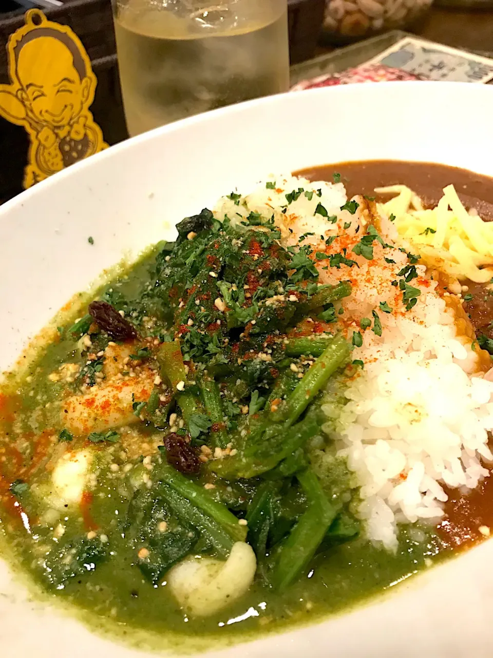 法蓮草のグリーンとデミトマトのあいがけカレー＠サムズの今週の週替わり！! ! (ˆڡˆ)"|大阪カレー部長さん