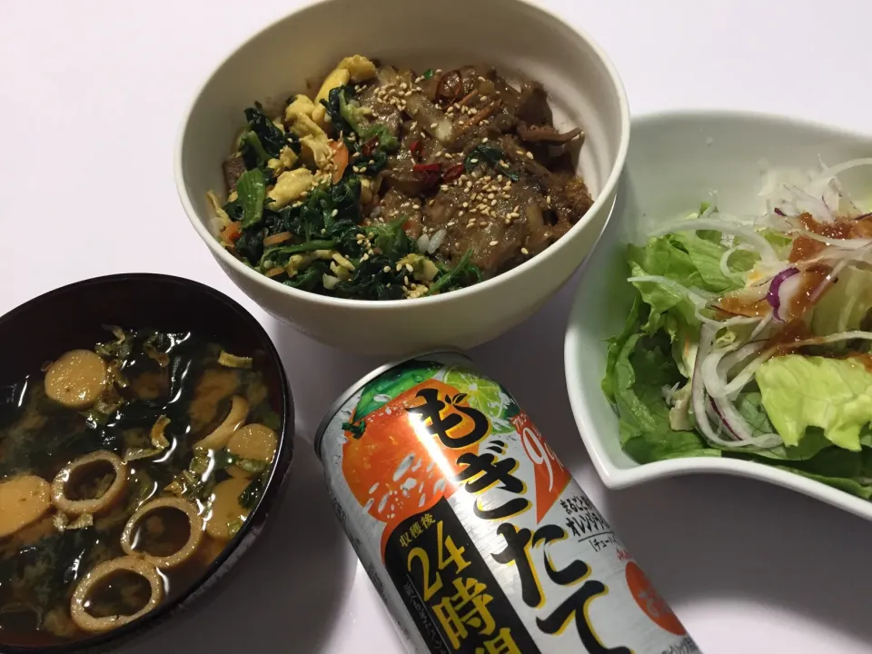 Snapdishの料理写真:今宵🌙
#豚ホルモンとホウレンソウ玉子炒め丼
#玉ねぎサラダ|Kojiさん