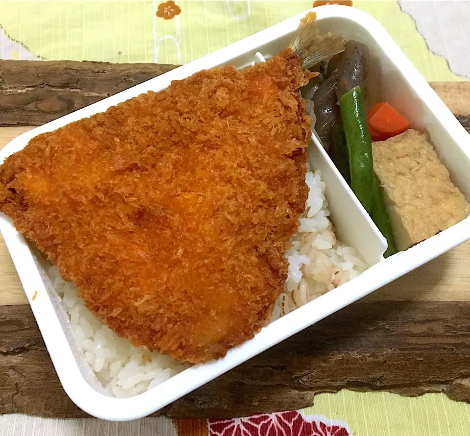 単身赴任の昼ごはん🌞
アジフライ弁当🍱
アジフライ
厚揚げ、蒟蒻、人参、舞茸、インゲン
麦飯
 #単身赴任飯  #アジフライ #煮物#麦飯|ぽんたさん