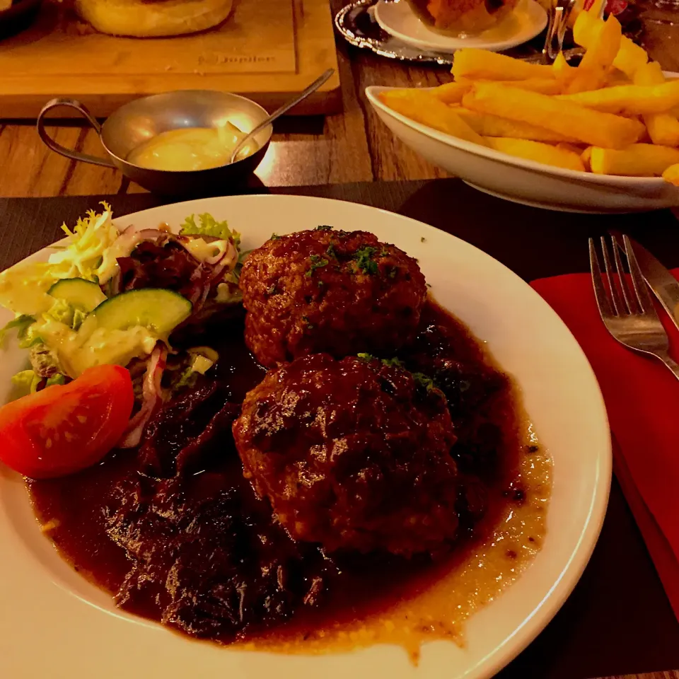 Eating out meatballs with fries|Em’sKitchen🍝さん