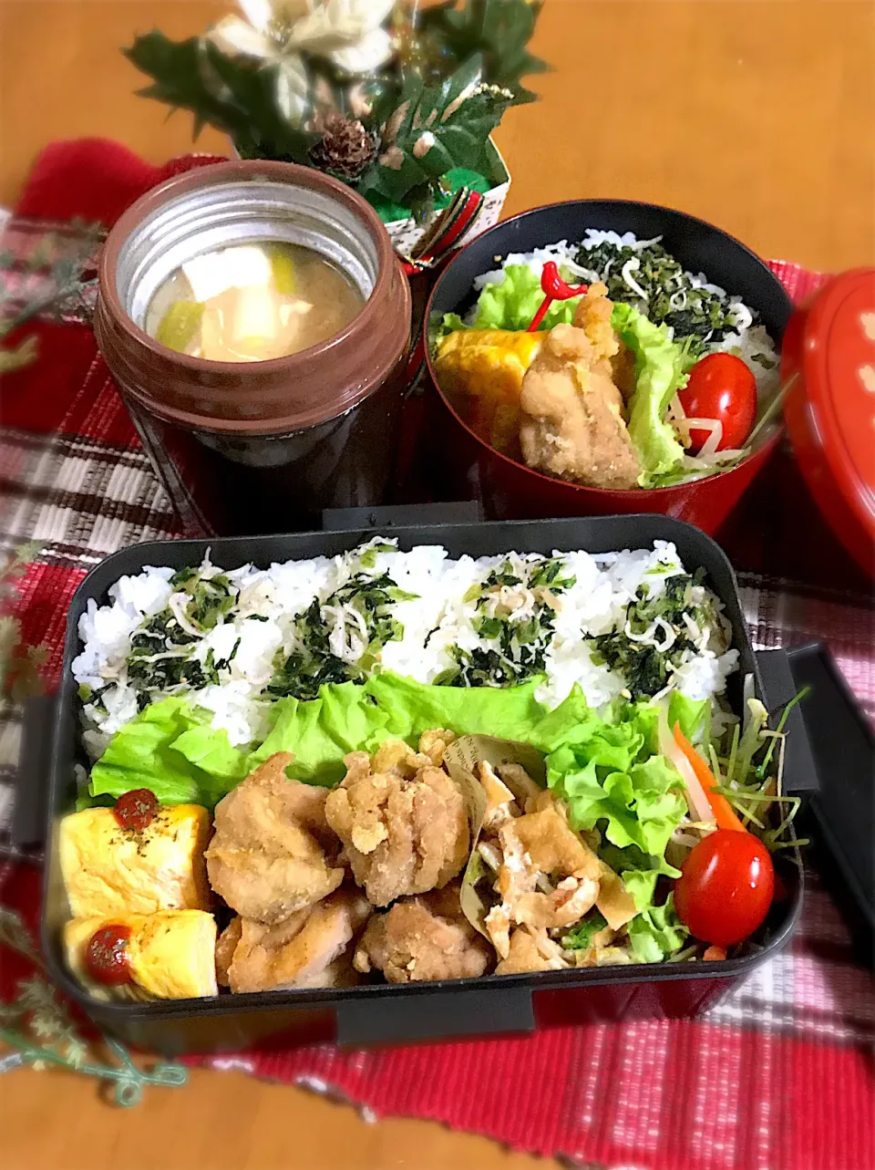 旦那ちゃん、ワタクシ弁当🎶
唐揚げ(カレー味)
玉子焼き
白菜と油揚げシーチキン炒め
もやし豆苗サラダ
お豆腐長ネギの味噌汁|BooBooさん