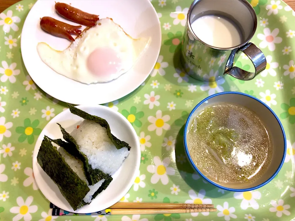 今日の息子の朝飯！

 #目玉焼き  #ウインナー  #おにぎり  #親父の手作り|茂木 和哉さん