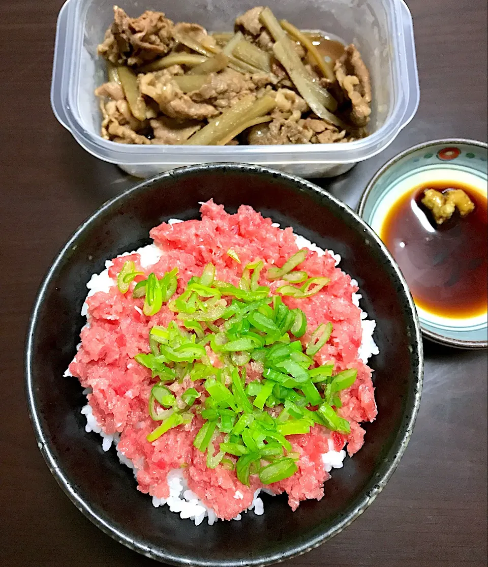 Snapdishの料理写真:ネギトロ丼♡ 義母作 ごぼうと牛肉の煮物♡|yumikoさん