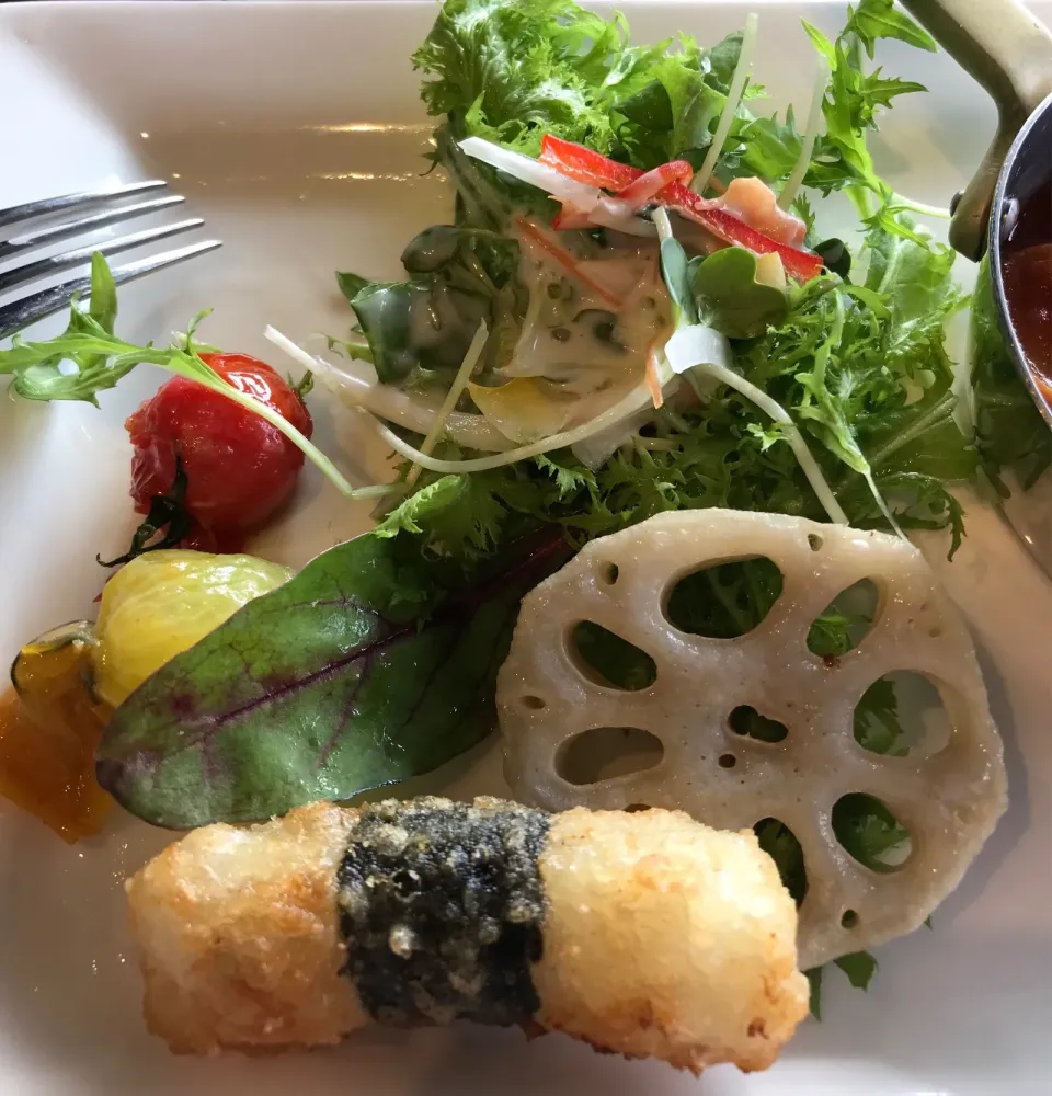 上野精養軒、サラダと山芋の揚げ物|シュトママさん