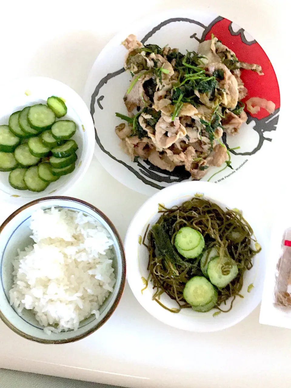 豚肉とパクチーの中華炒め、酢の物、漬物の朝食|ポンセさん