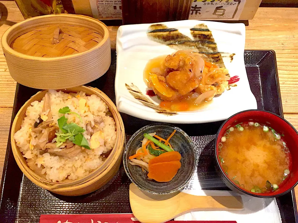 今日のランチ
秋鮭とキノコおこわ＋鶏の唐揚げ甘酢あん
美味い😋|maylayさん