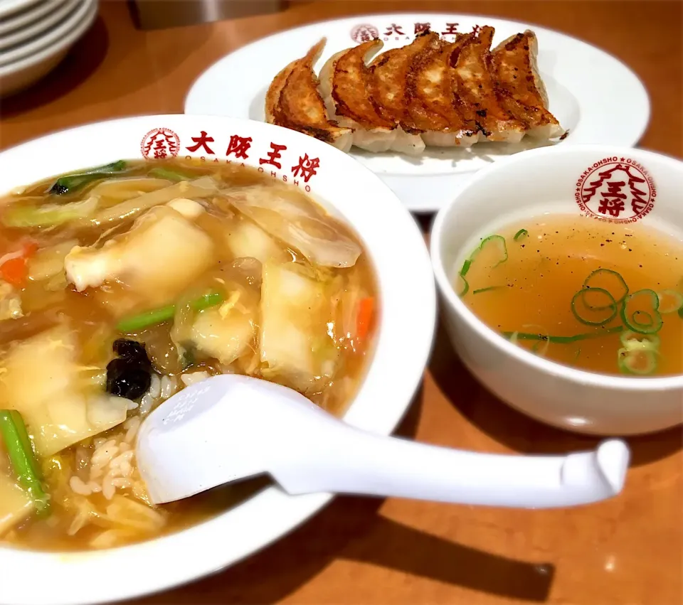 Snapdishの料理写真:中華丼&餃子
#大阪王将
#私の得意ランチメニュー
#私の口には合わない
#再訪はないかも|mottomoさん