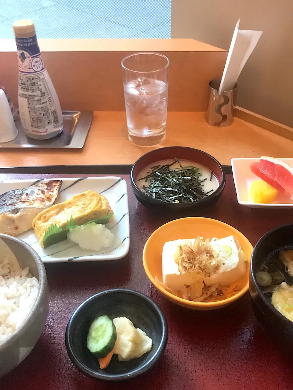 麦御飯とトロロ/鰆味噌焼き出し汁巻き玉子/冷奴/野菜天そば|山内博之さん