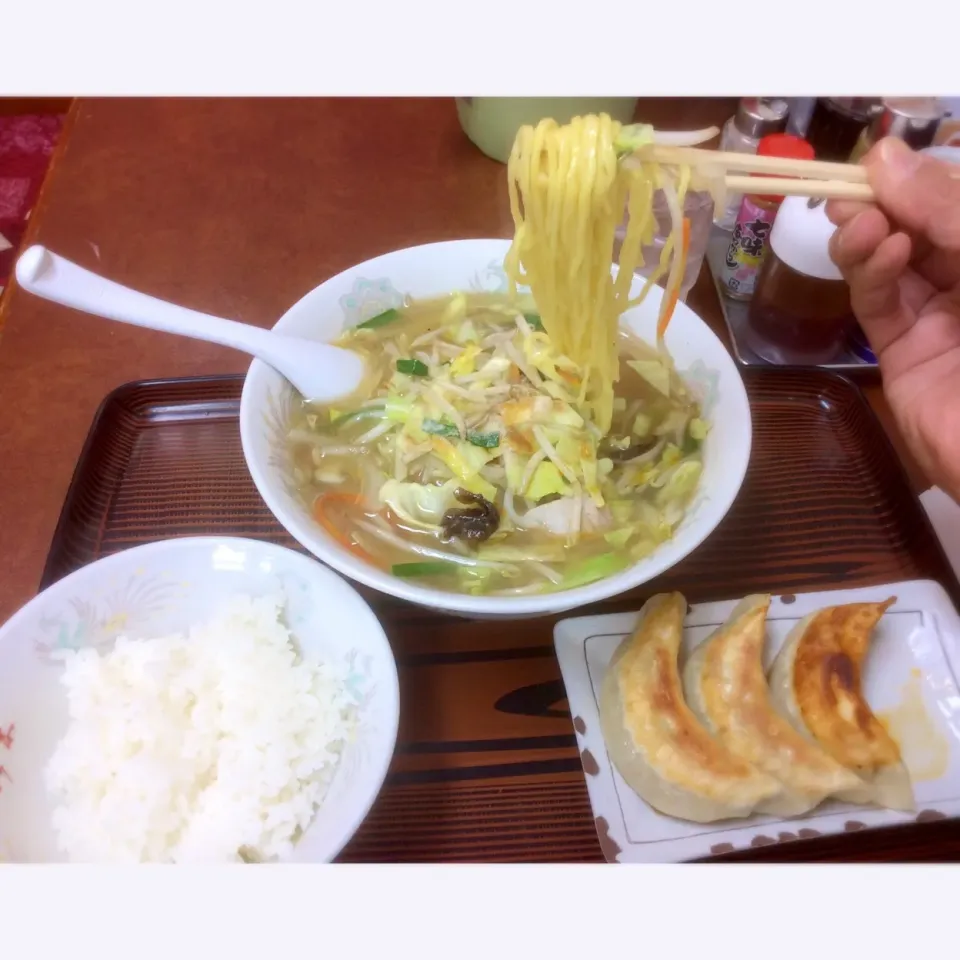 Snapdishの料理写真:遅いお昼は珍来で！ランチセット タンメン 餃子 半ライス|Takeshi  Nagakiさん