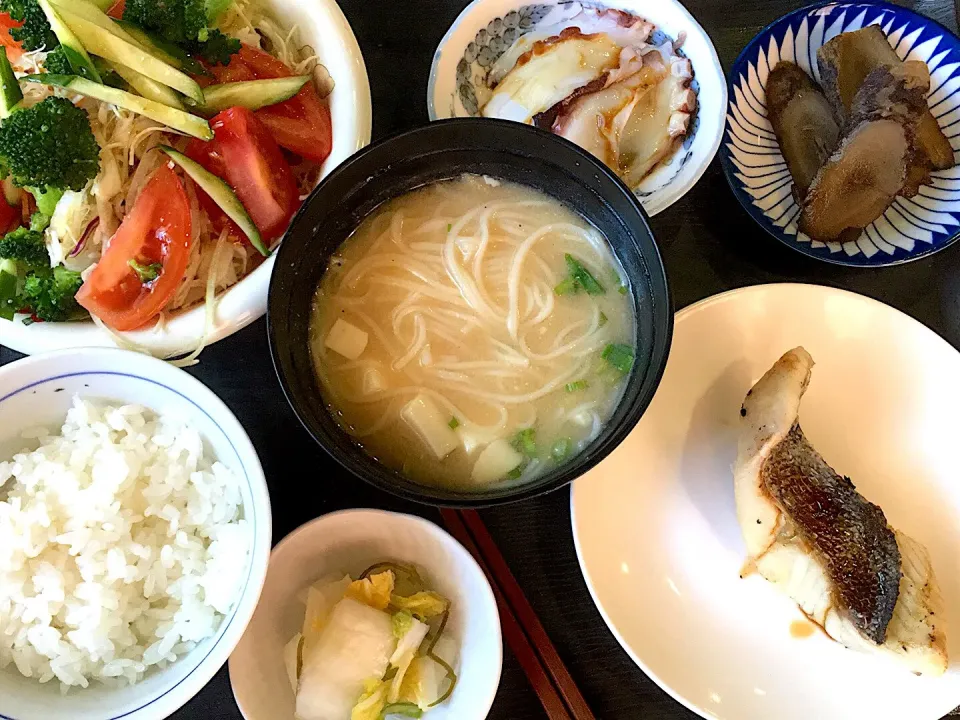 鱸の塩焼き、牛蒡煮物、蛸のお刺身、素麺汁、サラダ、お漬物、御飯少々です。|詳智　片山さん