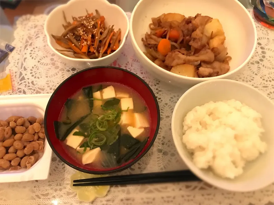 和食定食
肉じゃが きんぴらごぼう わかめと豆腐のお味噌汁 納豆 白米|ぽぷりさん